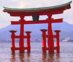 Itsukushima_torii_angle